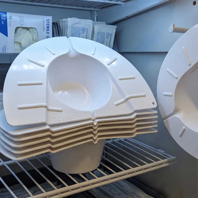 Varias unidades de URIPEL apiladas en la estantería de insumos de un servicio de salud.
